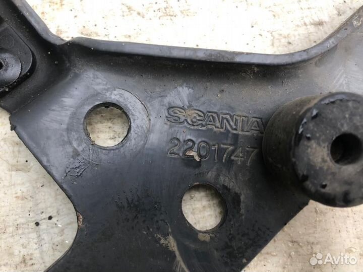 2201747 Кронштейн решетки радиатора Scania 5