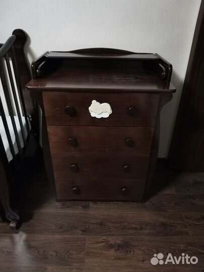 Детская кроватка и комод