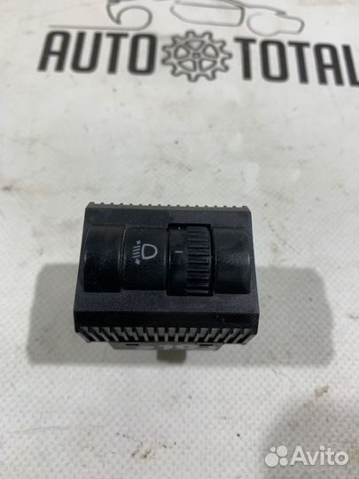 Кнопка корректора фар Volkswagen Polo sedan (MK5)