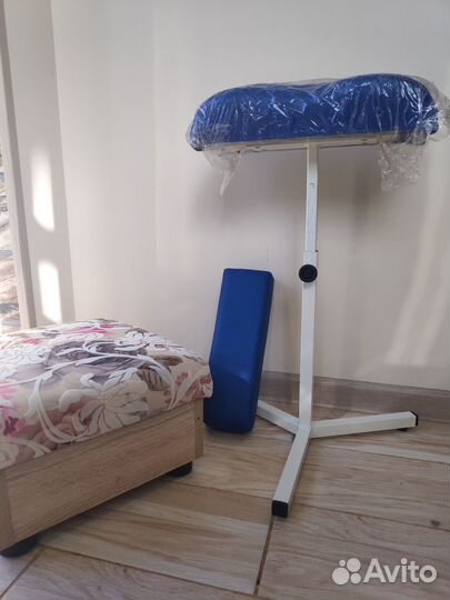 Подставка для педикюра, маникюра и пуфик