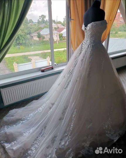 Свадебное платье