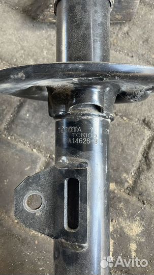 Амортизатор левый toyota оригинал