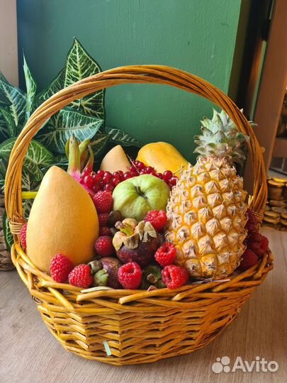 Корзина с экзотическими фруктами Таиланда
