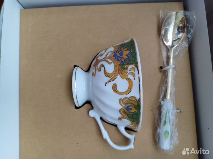 Чашка с блюдцем, тарелкой и чайной ложкой