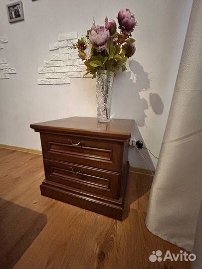 Две прикроватные тумбы