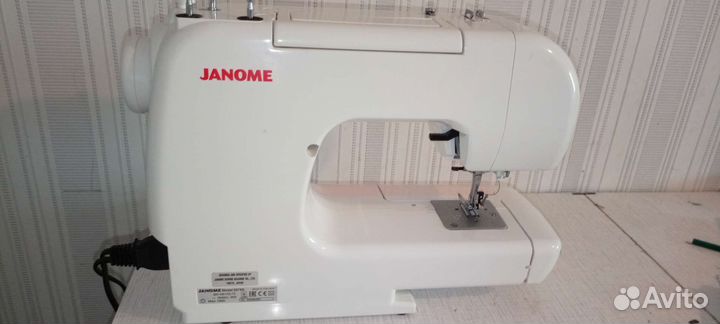 Швейная машина Janome