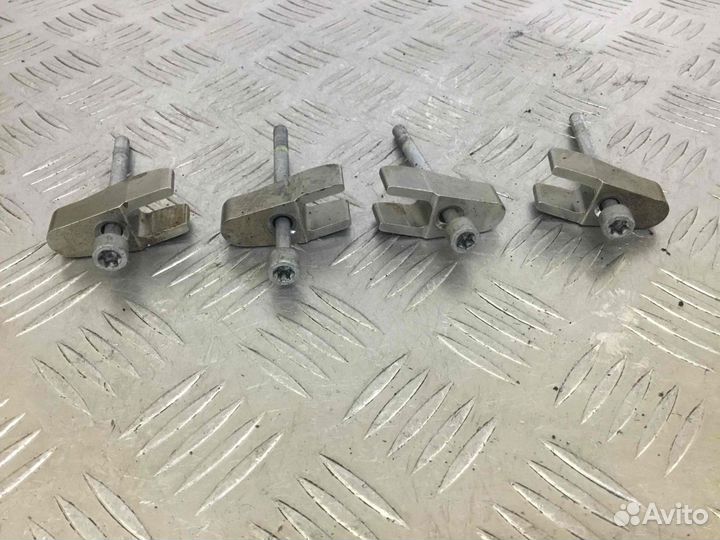 Скоба (кронштейн) крепления форсунки Мерседес Вито