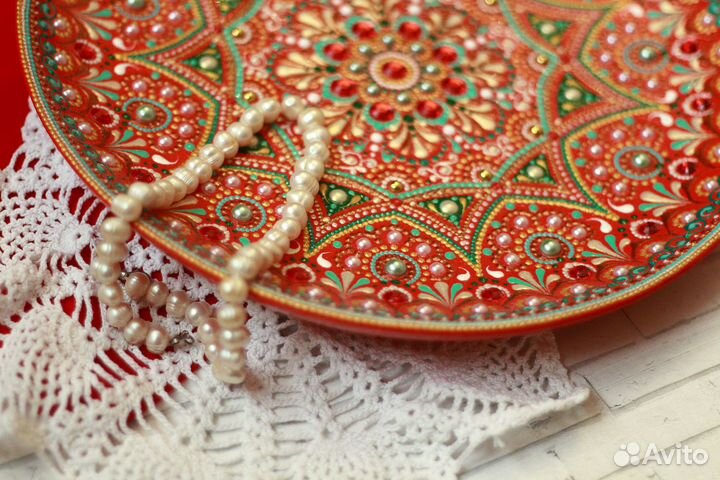 Красная расписанная тарелка