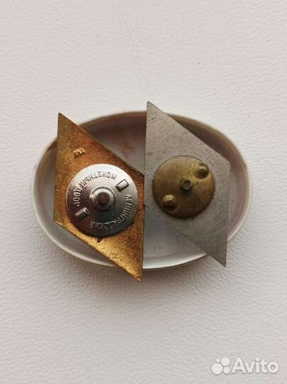 Значок об окончании технического вуза СССР