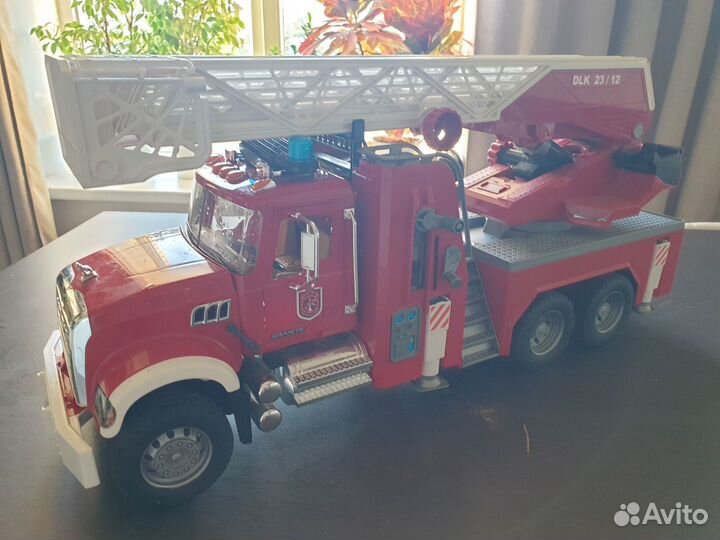 Машина пожарная Bruder Mack