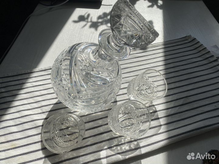 Графин и стопки для водки