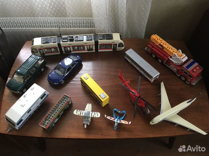 Модели машин, самолетов, вертолетов и трамвая