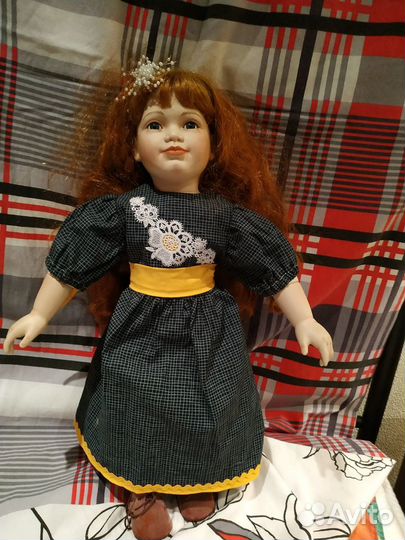 Коллекционная фарфоровая кукла