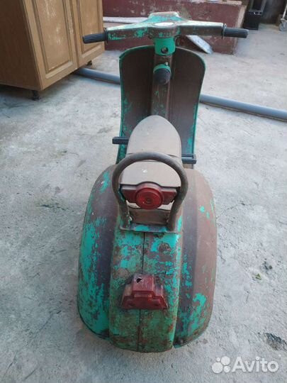 Педальный мотороллер Крошка. Педальная машина