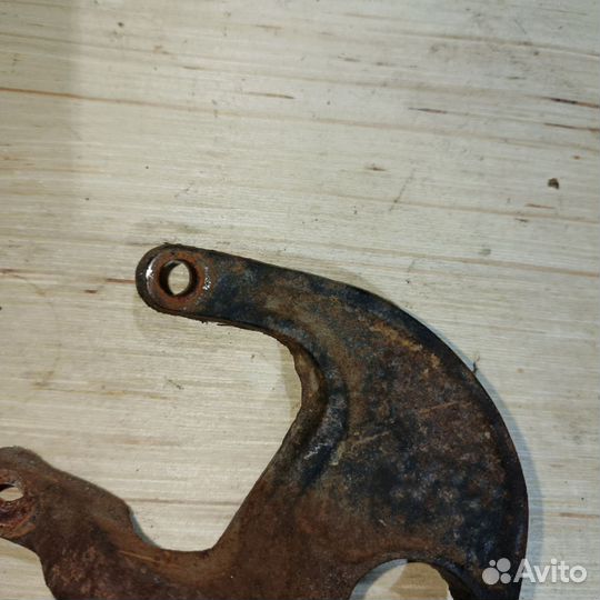 Кронштейн заслонки Hyundai Santamo