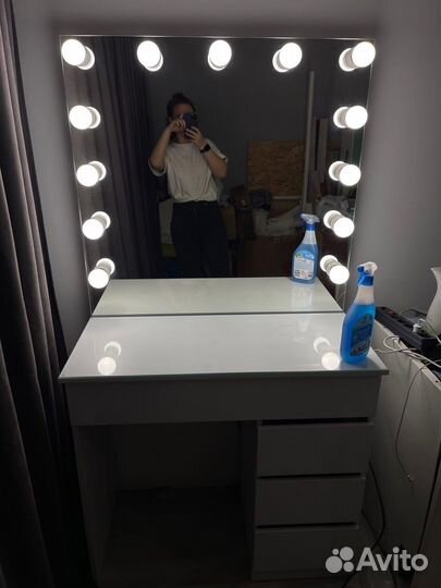 Туалетный столик с зеркалом и подсветкой