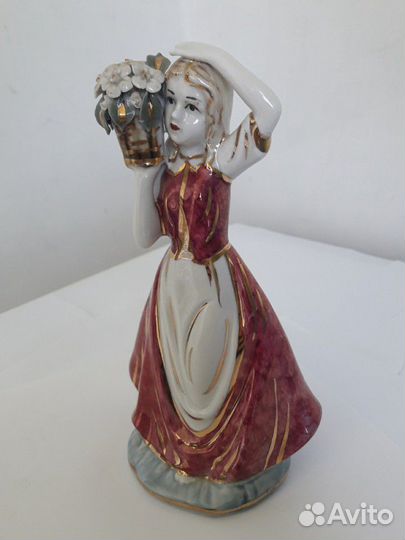 Статуэтка девушка с корзинкой цветов Кисловодский