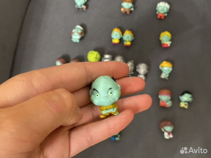 Небольшие резиновые зомбики, есть редкие