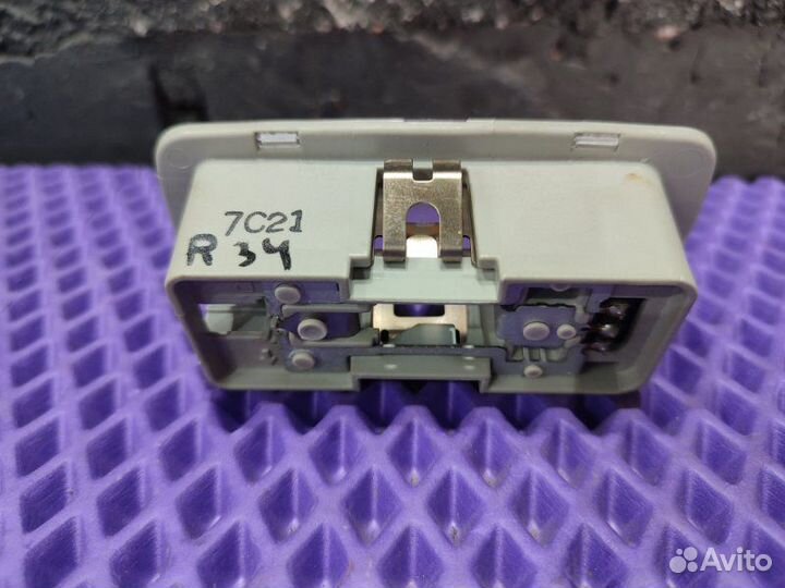 Светильник салона правый Nissan Dualis NJ10-049131