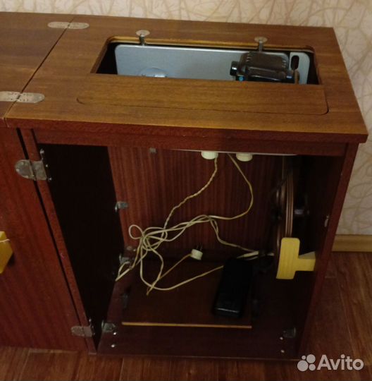 Швейная машина Чайка 142м