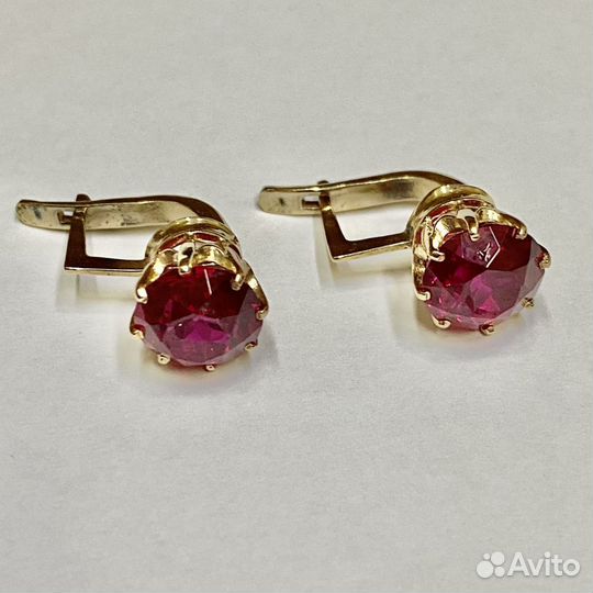 Золотые серьги с камнем