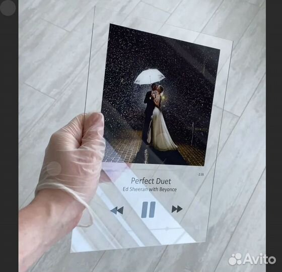 Трек на стекле с музыкой