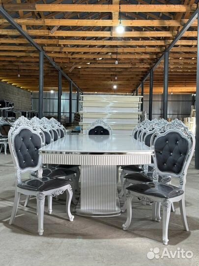 Стол и стулья