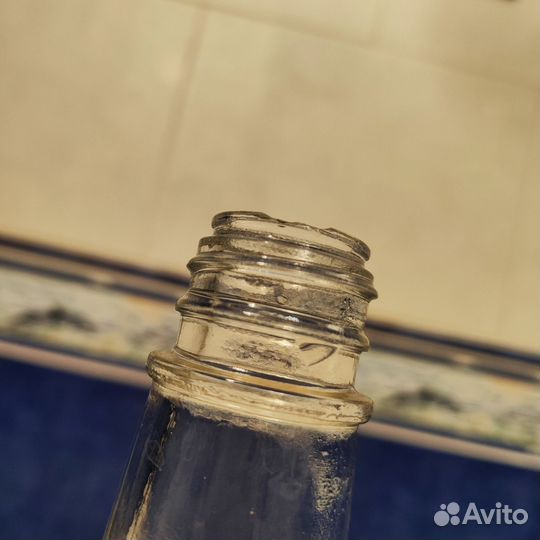 Бутылка стеклянная с ручкой из-под водки Smirnoff