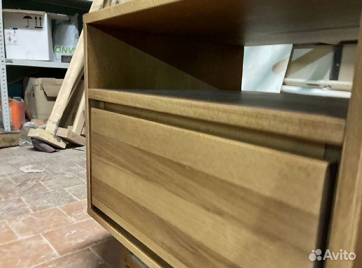 Комод под одежду из массива в квартиру