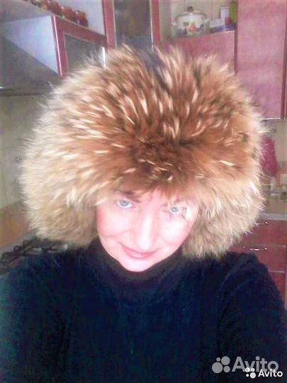 Кожаная ушанка с енотом