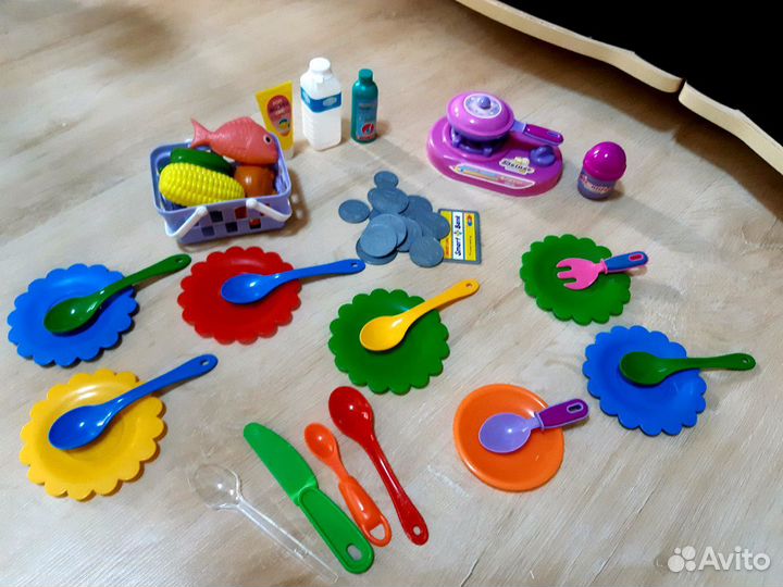 Посудка, плита, корзина с продуктами, монеты