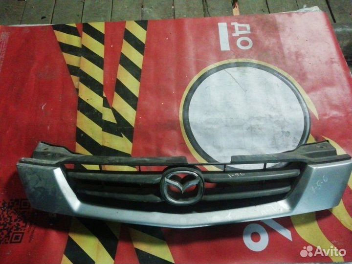 Решетка радиатора передняя Mazda Demio