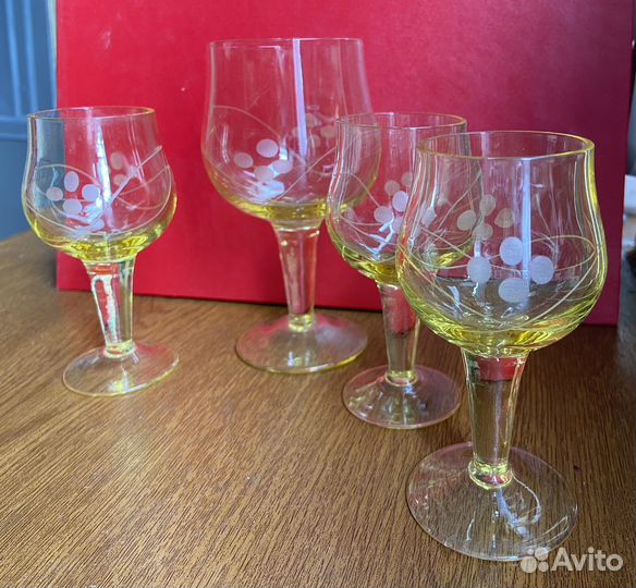 Винтажные рюмки из желтого стекла и бокал