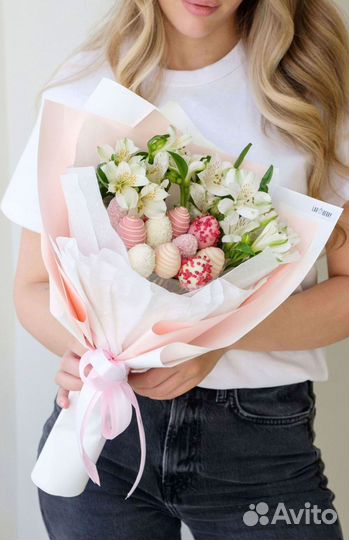 Букет с цветами и клубникой в шоколаде