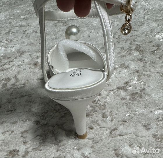 Босоножки новые 38 размера