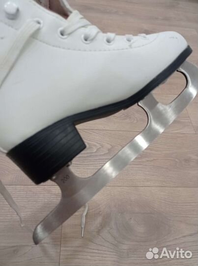 Коньки фигурные 33 размер