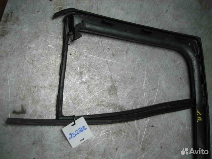 Уплотнитель Renault Megane II 2002-2009