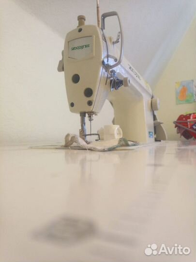 Швейная машина Zoje