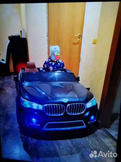 Электромобиль BMW X7 на пульте управления