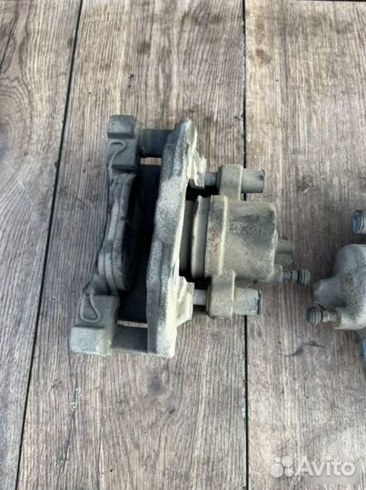 Тормозной суппорт передний Ford Focus 3 1.6