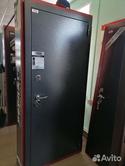 Дверь с зеркалом в дом