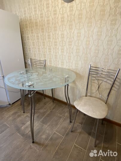 Кухонный стол стеклянный и стулья
