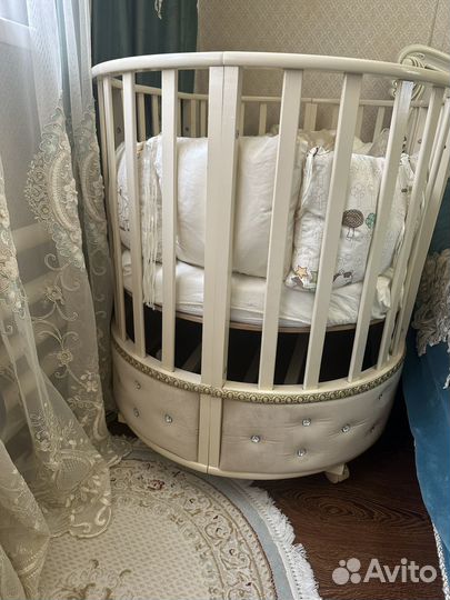 Детская кроватка с маятником