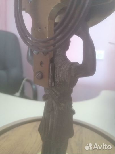 Часы Сollin на бронзовой статуе