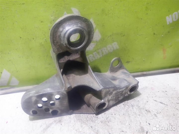 Кронштейн опоры двигателя Фольксваген Пассат Б5