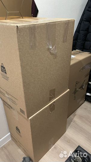 Коробки вещей, техники и обуви