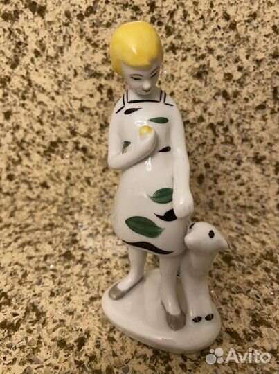 Статуэтка фарфор