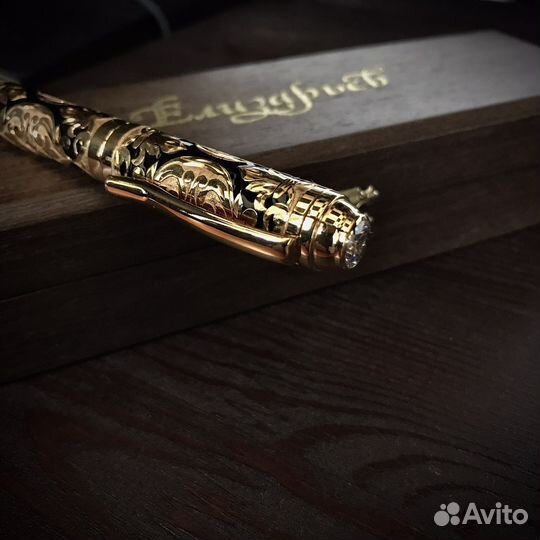 Ручка с именной гравюрой в золоте с фианитами