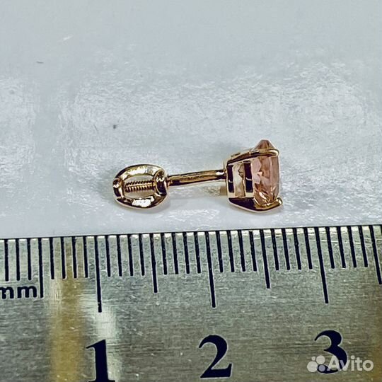 Золотые серьги с камнем