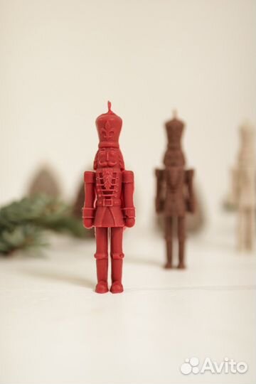 Свеча щелкунчик красный